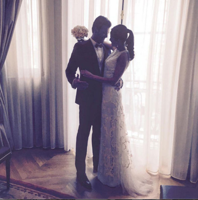 Aşkını Uslu'nun dizeleriyle anlattı - Başak Dizer, önceki gün Instagram'da şair Muzaffer Tayyip Uslu'nun 'Bir Sevda' adlı şiirindeki "Bir koku var sende, sıcak yaz akşamlarına mahsus. Ellerinde mi, saçlarında mı, gözlerinde mi bilmem" dizelerini paylaşıp şu notu düştü: "Bir gün, kendi aşk şiirinizin kahramanını bulmanız dileğiyle."