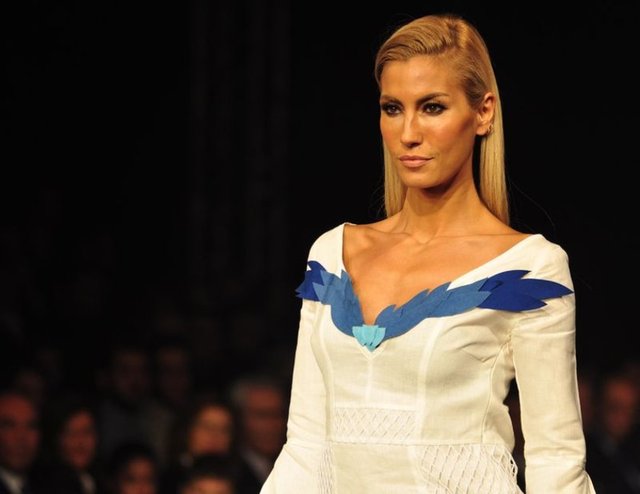 ÇAĞLA ŞIKELBu nasıl bir dünya??