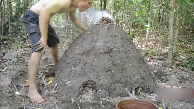 Tepe kısımdaki delikte ateş yakıyor...