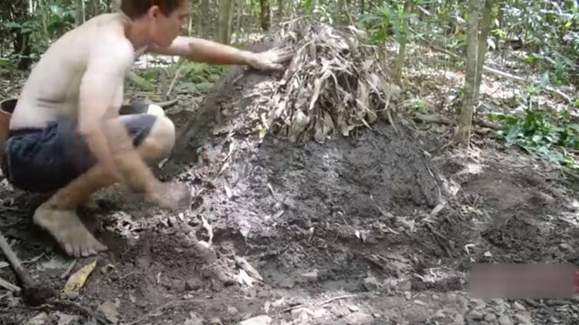Çalı ve odunların her yerini hava almayacak şekilde kapatıyor...