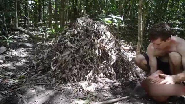 Çamur hale gelmesi için su döküyor...