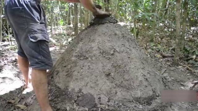 Son olarak üstteki deliği de kapatıyor...