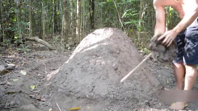 Sonra ise çamurdan duvarı komple parçalıyor...