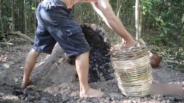 Son olarak kömürleri sepete dolduruyor...