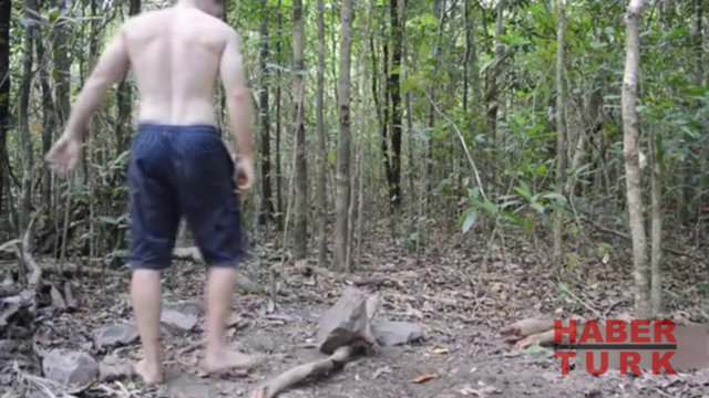 Önce topladığı kalın ağaç dallarını kırıyor...