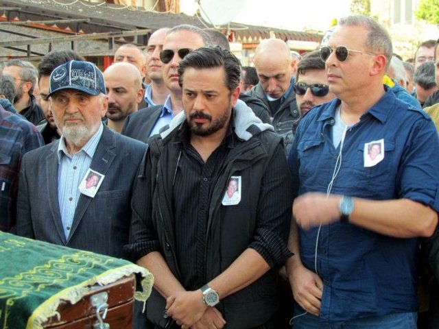 Çeşme Hacı Memiş Ağa Camii'ndeki törene katılan Emre Altuğ, kardeşi Ahmet ve babası Tuncer Altuğ cenazede ayakta durmakta güçlük çekti. Emre Altuğ'u bu zor gününde sanat dünyasından önemli isimler de yalnız bırakmadı.