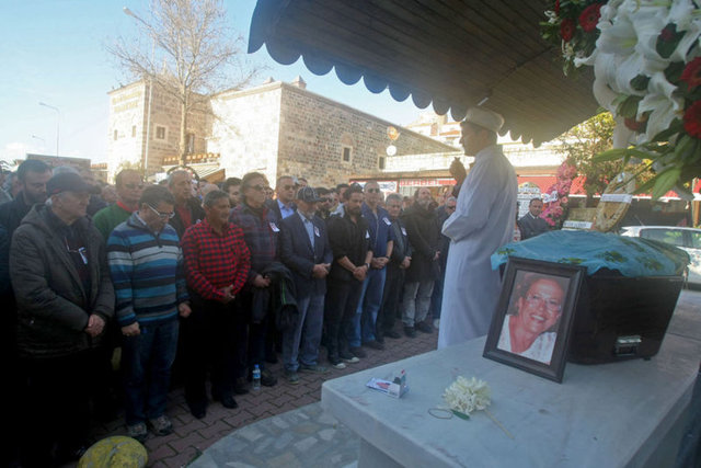  76 yaşındaki Gülçin Altuğ, Çeşme Hacı Memiş Ağa Camii'nde ikindi namazına müteakip kılınan cenaze namazının ardından Çeşme Yeni Mezarlığı'na defnedildi.