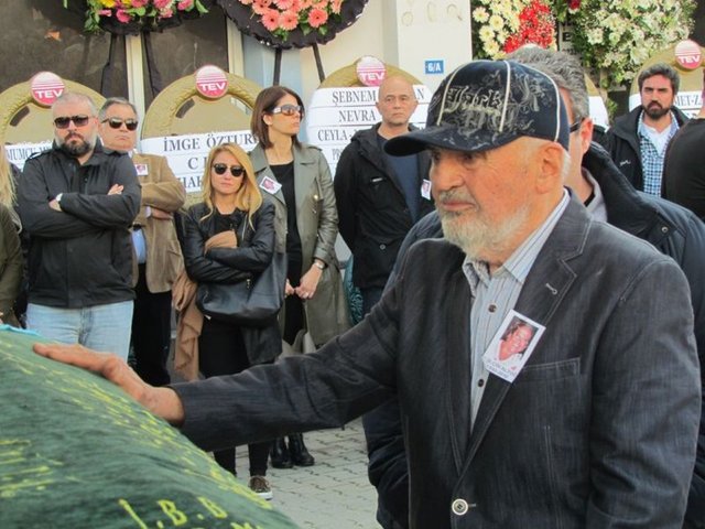 Aileye yakın olan isimlerden Çeşme Belediye Başkan Yardımcısı Şakir Karadede, üzgün olduğunu ifade ederek, "Tuncer Bey ve Gülçin Hanım, yıllardır Çeşme'de yaşıyorlardı. Ailece çok yakından görüşüyorduk. Çok değerli bir insanı kaybettik. Çok üzgünüz" dedi.