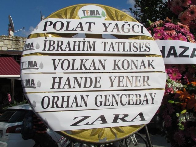 Cenaze törenine; Cengiz Kurtoğlu, İbrahim Tatlıses, Hande Yener, Orhan Gencebay, CHP Lideri Kemal Kılıçdaroğlu, İstanbul Büyükşehir Belediye Başkanı Kadir Topbaş gibi isimler de çelenk gönderdi. Taziyeleri kabul eden sanatçı Emre Altuğ, zaman zaman taziyeleri kabul ettiği sırada gözyaşlarına hakim olamadı. Sanatçının babası Tuncer Altuğ da, uzun süre hayat arkadaşının tabutunun başından ayrılamadı.