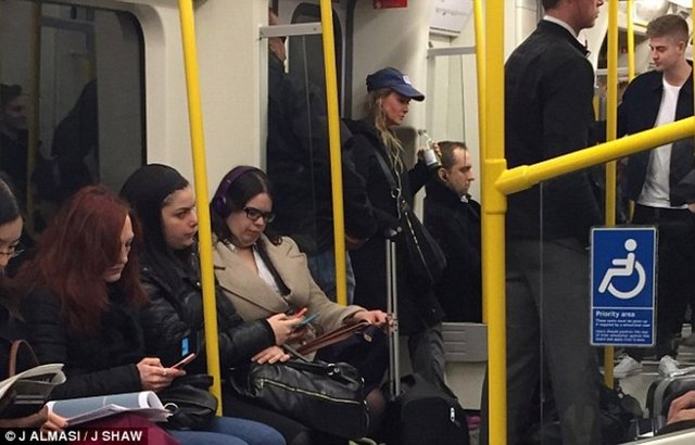 Ünlü oyuncu Renee Zellweger önceki gün Londra'da metroya binerken objektiflere takıldı.