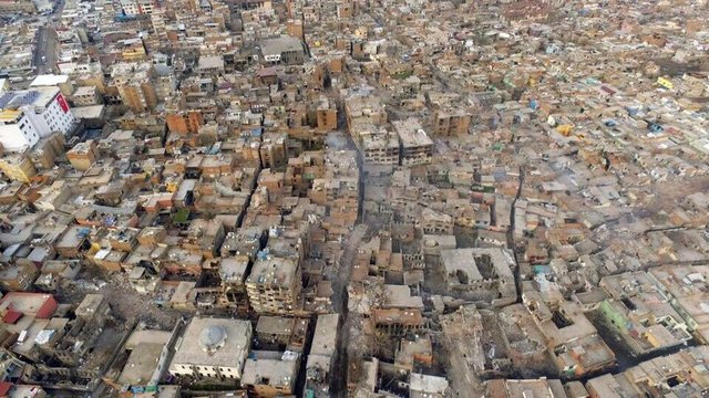 Sokağa çıkma yasağının sürdüğü Diyarbakır'ın Sur ilçesinde teröristlerin sıkıştırıldığı alan insansız hava araçları ile fotoğraflandı.