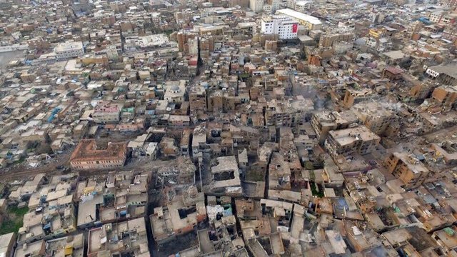 Son günlerde yoğun top atışlarının yapıldığı ilçede, teröristlerin 150-200 metrekarelik bir alanda sıkıştırıldığı öğrenildi.