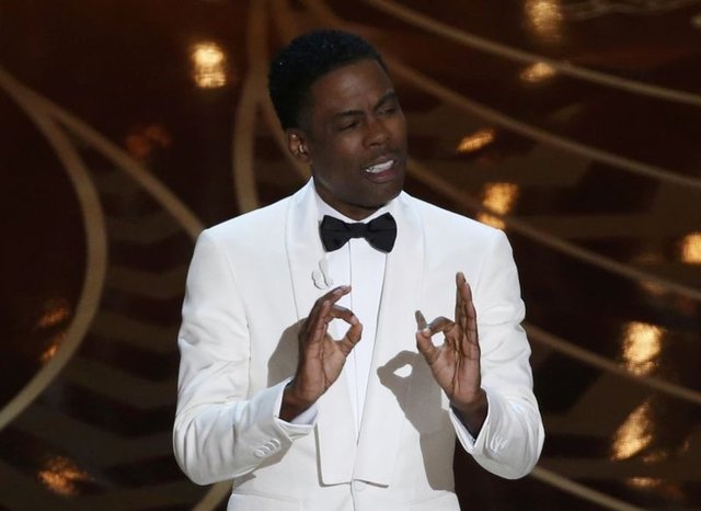 Akademi'nin siyahi oyunculara yeterince adaylık vermediği iddiasıyla bir süredir tartışılan 88. Oscar Ödül Töreni'nin sunucusu siyahi komedyen Chris Rock'tan konuyla ilgili esprili bir gönderme geldi.