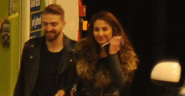 CANER ERKİN YENİ SEVGİLİSİYLE BÖYLE YAKALANDI - Fenerbahçeli Caner Erkin'in yeni aşkı Dilan Sunar'la Antalya'da çekilen fotoğrafları sonrası gözler eski eşi Asena Atalay'a çevrilmişti.