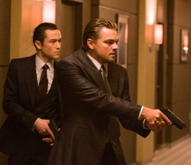 Sarışındı, yakışıklıydı, kitlesi vardı, tek kalan performansı kanıtlamaktı. Bunlarda Spielberg, Ridley Scott ve Sam Mendes'le çalışmak bir saygı getirdi. Woody Allen, Christopher Nolan, Baz Luhrmann, Clint Eastwood da unutulmamalı. Bir polisi de, bir dolandırıcıyı da, bir soyguncuyu da, bir pilotu da, bir aşığı da oynayabiliyordu, tarihi kimlikleri dönüştürebiliyordu…