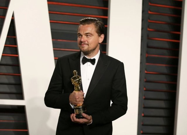 Sinema tarihini incelersek günümüzün en popüler oyuncusunun Oscar'a ulaşamamasını normaldi. Ama dün gece rakipsiz gözüken Leonardo DiCaprio 42 yaşında "Diriliş" ile ilk Oscar'ına ulaştı. Beşinci adaylığın sonunda Akademi üyelerinin 'zamanı geldi' düşüncesinin ağır basması, sanki onun kariyerine uygun bulunan bir mükafattı…