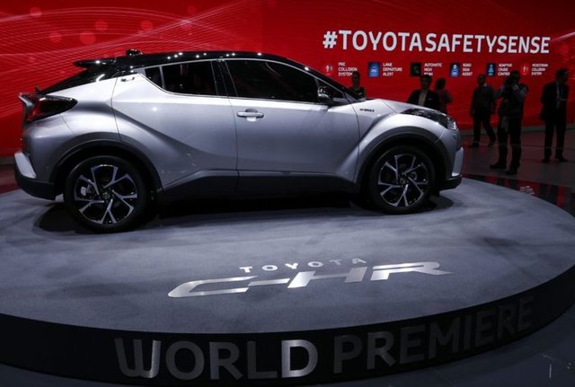 Toyota'nın kompakt crossover segmentindeki yeni temsilcisi C-HR, 1.2T, 1.8 Hybrid ve 2.0 olmak üzere üç farklı motor seçeneğine sahip olacak. Giriş seviyesinde yer alan 1.2T versiyonu 116 PS, 1,8 litrelik Hybrid versiyon ise 122 PS güç üretecek. Ürün gamının tepe noktasında yer alan 2.0 litrelik motor da 150 HP güce sahip olacak.