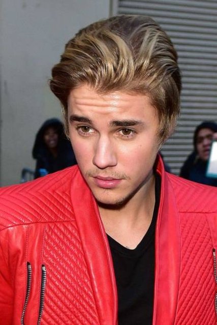 Justin BieberJustin Bieber, sosyal medyanın en başarılı ünlülerinden. Son 3 yıldır albüm çıkartmamasına rağmen sosyal medyadan hayranlarına sürekli teşekkür yazıları yazıyor. Bieber'ın İnstagram'da 23 milyon, Twitter'da 61 milyon takipçisi var. Ayrıca Facebook'u da sıkça kullanan genç şarkıcının, Facebook'ta 78 milyon fanı var.