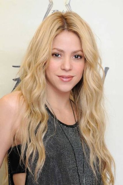 ShakiraBirçok pop yıldızı gibi Shakira da sosyal medyayı etkin bir şekilde kullanıyor. İki Grammy ödüllü güzel şarkıcının, Facebook'ta tam 107 milyon takipçisi var. 2013'te UNICEF'le birlikte sosyal medya hesaplarından başlattığı kampanyayla, 800 bin felçli çocuğa aşı ve binlerce yardıma muhtaç çocuğa milyonlarca dolarlık yardım yapılmasını sağladı.