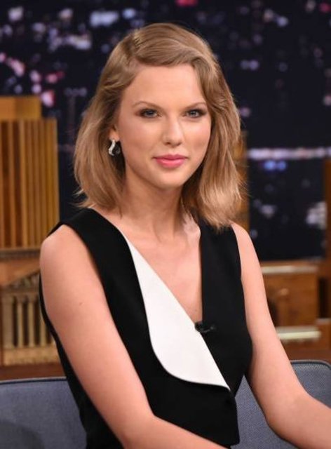 Taylor SwiftBirçok pop starı gibi 25 yaşındaki şarkıcının da sosyal medyada birçok takipçisi var. Fakat Swift'i diğerlerinden farklı kılan şey takipçileriyle olan ilişkisi. Geçen yıl İnstagram'da kendisini rahatsız eden bir takipçisi için "kırık kalpli takipçi(brokenhearted fan)" adlı bir şarkı listesi hazırladı. Onun bu samimiyeti doğal olarak takipçi sayısının da artmasına sebep oluyor.