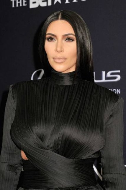 Kim KardashianKim Kardashian'ın gerçek hayatta milyonlarca hayranı olmasına rağmen İnstagram'da da farkını ortaya koyuyor. Selfie akımının giderek yayılmasıyla o da modaya uyarak selfie sanatını mükemmelleştirdi. Ünlü arkadaşlarıyla birlikte çekildiği fotoğrafları paylaşarak 27 milyon takipçisini cezbetmeye devam ediyor. Aynı zamanda Twitter'da da gayet popüler ve etkin bir kullanıcı.