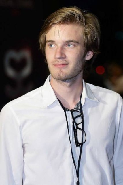 Felix Arvid Ulf Kjellberg (PewDiePie)42 miyon takipçisi olan İsviçreli genç YouTube'da çektiği bilgisayar oyunlarını konu aldığı videolarla izlenme rekorları kırdı. Kendine has üslubuyla takipçi sayısı ve izlenme sayısı günden güne artıyor. Felix, yaptığı şakaların cinsel içerikli olduğu yönünde aldığı eleştiriler sonrası bir özür videosu da çekmişti.