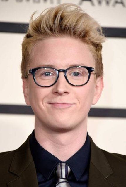 Tyler OakleyBir YouTube yıldızı olan Tyler Oakley, gençlere kendi potansiyellerinin farkında olmaları ve özgüvenlerini korumaları konusunda onları motive edici videolar çekiyor. Yaklaşık 7.5 milyon takipçiye ulaşan gencin bir kitabı da var.