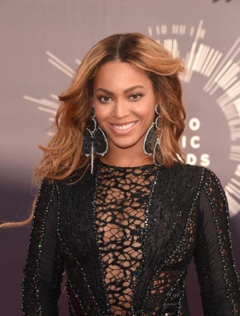 BeyonceSosyal medyayı sıkça kullanan bir diğer Amerikalı pop sanatçısı Beyonce, 2013 yılında çıkardığı albümünü sosyal medyada duyurdu ve albüm çıktığı hafta milyonlar sattı. Sadece İnstagram'da yaklaşık 62 milyon takipçisi olan Beyonce sanal alemi aynı zamanda takipçileriyle ilişki içinde olamak için bir araç olarak kullanıyor.