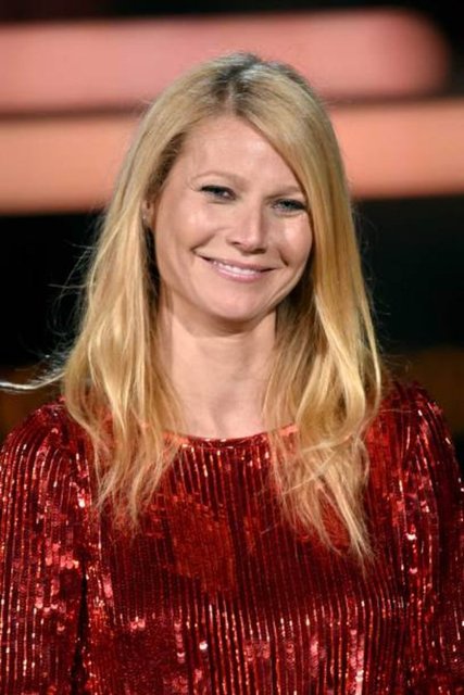 Gwyneth PaltrowAmerikalı dünyaca ünlü oyuncu Paltrow, 2008'de açtığı site ile en sevdiği moda ürünlerini, yemek tariflerini, otelleri vb. paylaştı. Bu siteyi aynı zamanda kendisi hakkındaki haberleri aktarmak için de kullandı. Site kısa zamanda büyüdü ve site trafiği arttı. Sosyal medyayı da sıkça kullanan Gwyneth Paltrow, 2014'te Chris Martin ile ayrıldığını da bu mecralardan takipçilerine aktardı.