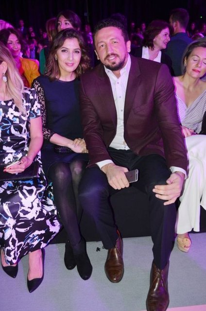 Zorlu Center Raffles Otel'de düzenlenen defileye Demet Sabancı, Hidayet-Banu Türkoğlu, Selin Demiratar, Yasemin Özilhan, Sinem Öztürk, Deniz Akkaya, Ebru Şallı, Siren Ertan, Işıl Reçber, Berrin Zorlu, Nazlı Golden Berg, Sıtare Akdilek, Buket Taşdelen gibi isimler akın etti.