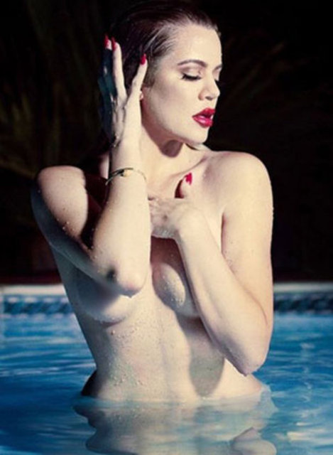 Lisa Rinna bu cevabın ardından "Peki erkek arkadaşınla birlikte mi izlersin" diye sordu. Bunun üzerine Kardashian şu sıralar bir erkek arkadaşı olmadığını söyledi.