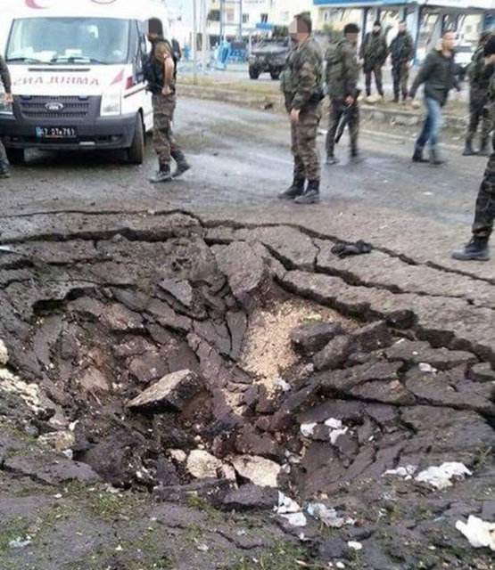Mardin'in Nusaybin ilçesinde PKK'lı teröristlerin bomba yüklü araçla düzenlediği saldırıda 2 polis şehit oldu, aralarında sivillerin de bulunduğu 35 kişi yaralandı.