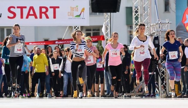 GAZETE HABERTÜRK - Bu yıl 11'incisi düzenlenen Runatolia Uluslararası Antalya Maratonu kapsamında gerçekleştirilen Yüksek Topuk Koşusu'nda kadınlar en az 7 santimetre yüksekliğindeki topuklu ayakkabıyla 100 metre koştu.