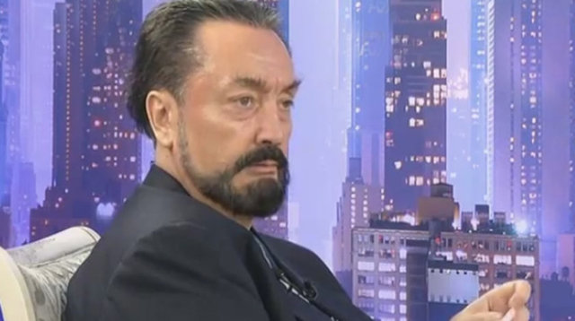 Adnan Oktar yaptığı televizyon programlarıyla uzun süredir konuşuluyor. Oktar'ın bu programlara davet ettiği ve 'kedicik' diye nitelendirdiği kızları da en az kendisi kadar gündeme geliyor.