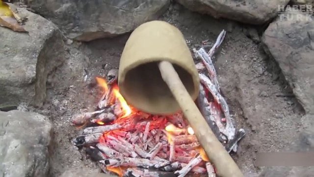 Ve çömleği ateşe atıyor...