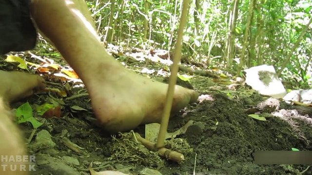 Çömleği pişirebileceği bir ateş yakıyor...