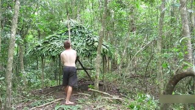 Tepe kısma son yaprağı da ekledikten sonra çatı hazır hale geliyor...