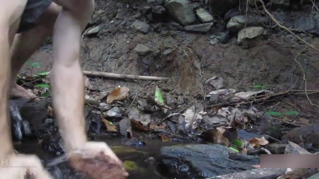 Toprağı suyla çamur kıvamına getiriyor...