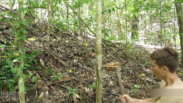 İşe önce taştan yaptığı baltayla...