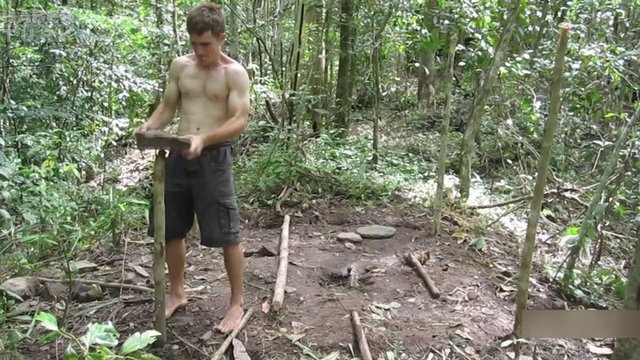 Yapacağı sığınağın iskeletini oluşturuyor...