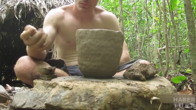 Su koyabileceği bir çömlek yapıyor...