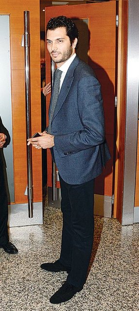 Meryem Uzerli'nin sevgilisi Alp Özcan, görüntü vermemek için gazetecilerle köşe kapmaca oynadı. Tüm oyuncuların röportaj verdiği sırada arka kapıdan salona giden Özcan, kalabalık arasında Cem Yılmaz'ın arkasına oturunca görüntülenmekten kurtulamadı.