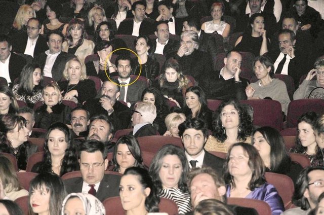 Gösterim öncesi sahneye çıkan Uzerli, sevgilisine öpücük gönderdi.