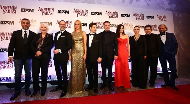 Gecenin konukları arasında Yılmaz Erdoğan, Cem Yılmaz, Murat Yıldırım, Emre Karayel, Engin Öztürk, İdil Fırat, Mahir İpek, Ayşegül Aldinç, Gülenay Kalkan ve Tarık Ünlüoğlu, Berrak Tüzünataç, Demet Sabancı da vardı. Lütfi Kırdar'ın girişine kadar serilen kırmızı halının sonunda tüm misafirleri orkestra karşıladı.