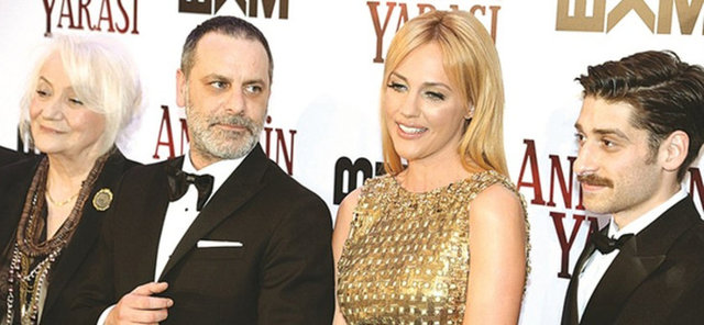 Gösterim öncesi toplu olarak basın mensuplarının karşısına çıkan oyuncular, film hakkındaki duygularını kısa cümleler ile ifade etti. Ozan Güven, "Şahane bir film çektik. Uzun uzun anlatmaya lüzum yok. Böyle bir ekiple çalıştığım için çok mutluyum. Karar artık seyircinin" dedi. 