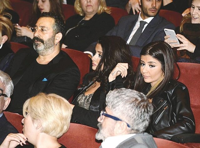 Filmi yan yana izleyen üçlü, after partiye de birlikte gitti. (Hürriyet)