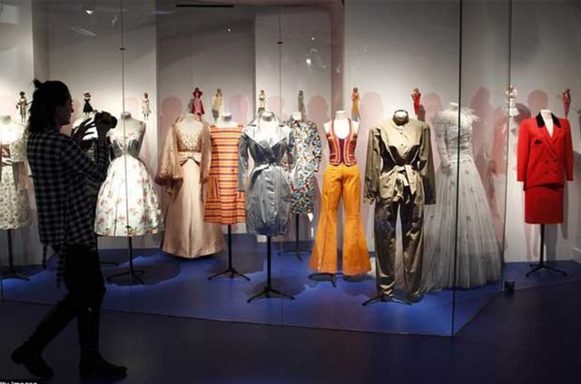 700'den fazla bebeğin yer aldığı sergide 1959'dan beri satılan Barbie'nin eski ve yeni versiyonlarının yanı sıra ünlülere benzetilmiş halleri de yer alıyor.