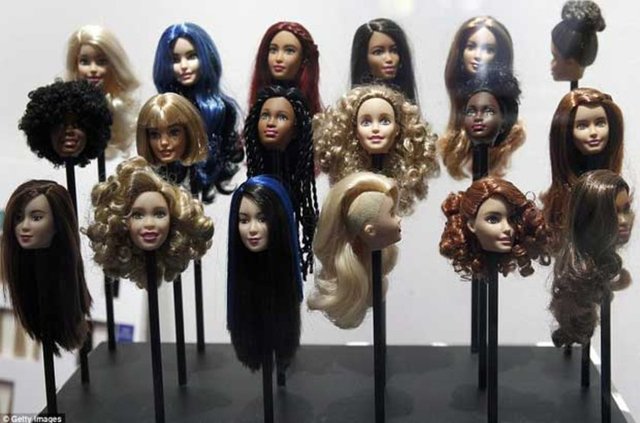 Fransa'nın başkenti Paris'te düzenlenen moda haftasında dünyanın en çok satan oyuncak bebeği Barbie'ye adanmış bir sergi açıldı.