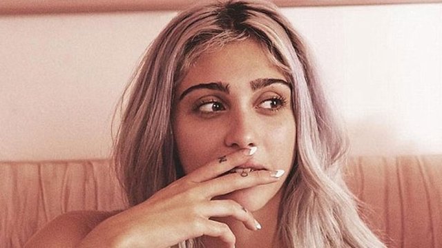 Saçlarının rengini sık sık değiştiren Lourdes Leon, makyajsız yüzüyle poz verdi.