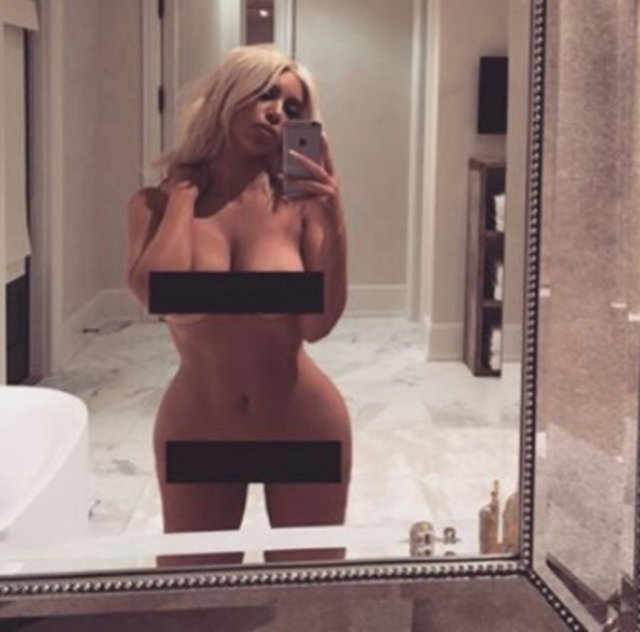 Kim Kardashian'ın geçtiğimiz günlerde 'Giyecek bir şeyim olmadığında' notuyla paylaştığı çıplak selfiesiyle oldukça konuşulmuştu.